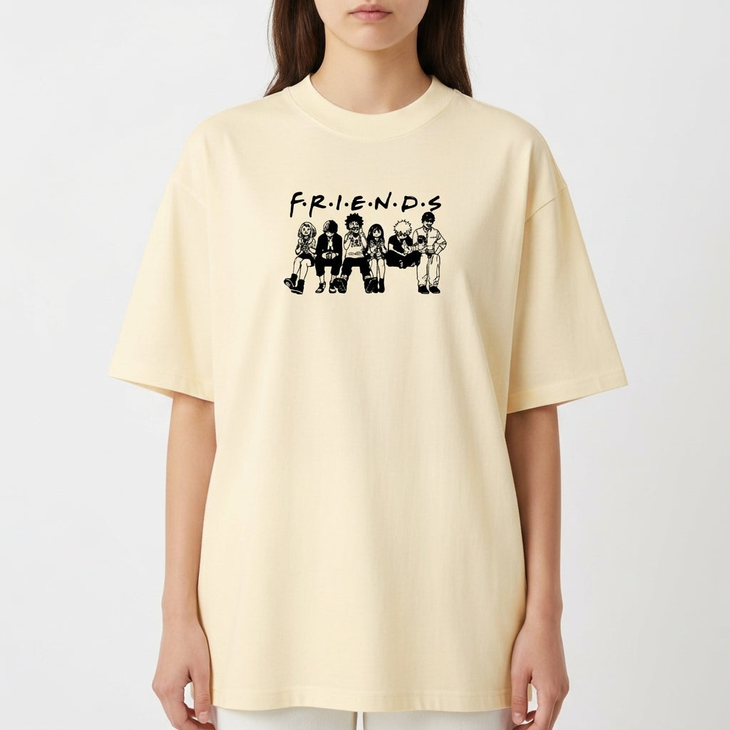 Camiseta com estampa frontal de seis personagens estilizados lado a lado sob a palavra "FRIENDS" em letras maiúsculas, remetendo a um icônico grupo.