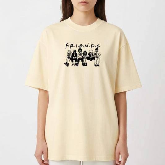 Camiseta com estampa frontal de seis personagens estilizados lado a lado sob a palavra "FRIENDS" em letras maiúsculas, remetendo a um icônico grupo.