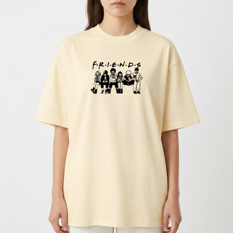 Camiseta com estampa frontal de seis personagens estilizados lado a lado sob a palavra "FRIENDS" em letras maiúsculas, remetendo a um icônico grupo.
