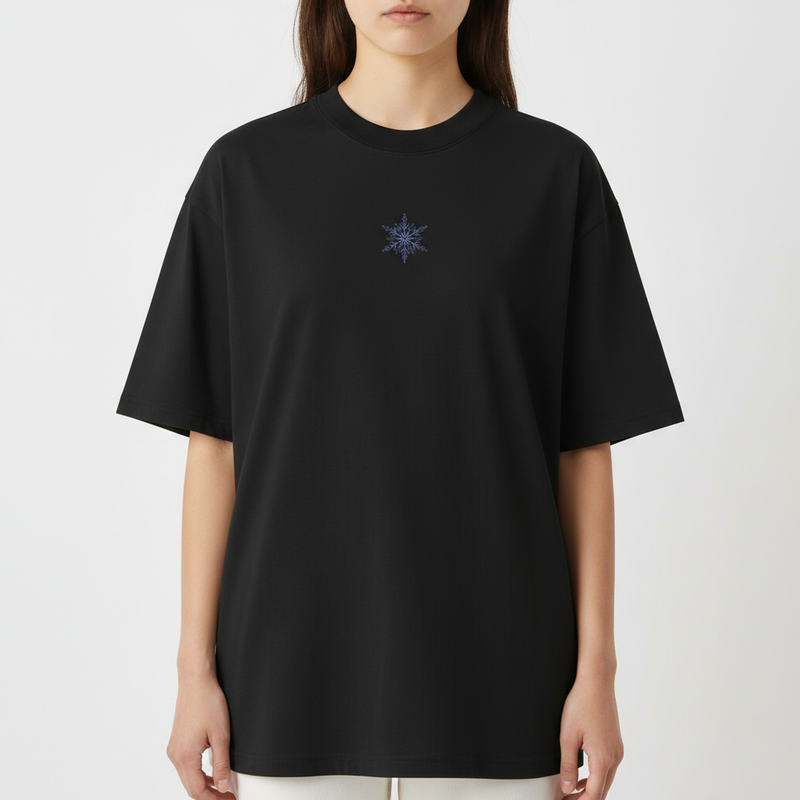 Camiseta com estampa frontal de floco de neve estilizado e estampa traseira de lutador em pose dinâmica com caracteres abaixo.