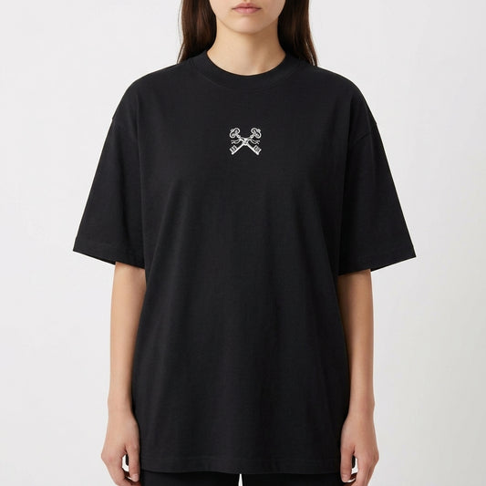 Camiseta com estampa frontal de chaves cruzadas e estampa traseira de mão segurando chave, junto com a frase "Abre Caminho o sentinela está na porta".