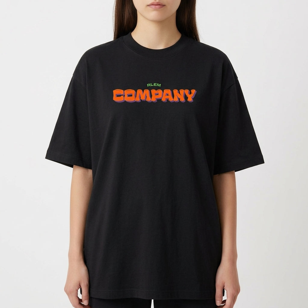 Camiseta com estampa frontal de texto "COMPANY" em relevo e estampa traseira de ilustração artística com rostos repetidos sobre fundo geométrico.