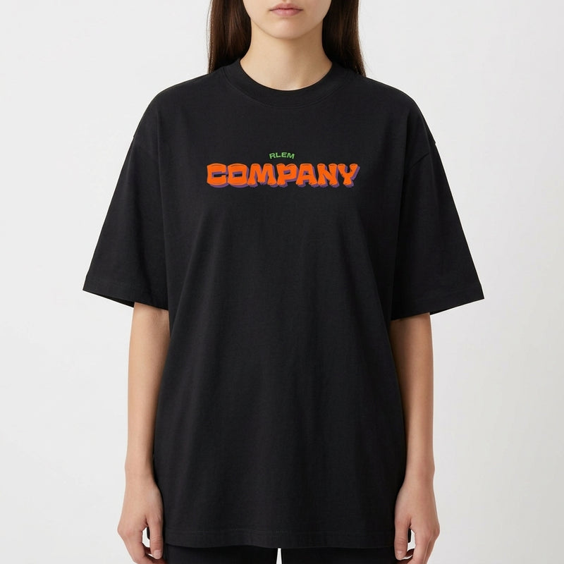 Camiseta com estampa frontal de texto "COMPANY" em relevo e estampa traseira de ilustração artística com rostos repetidos sobre fundo geométrico.