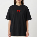 Camiseta com estampa frontal de "No Mercy Club" em estilo gotejante e estampa traseira de cobra desenhada com detalhes ousados em estilo gráfico.