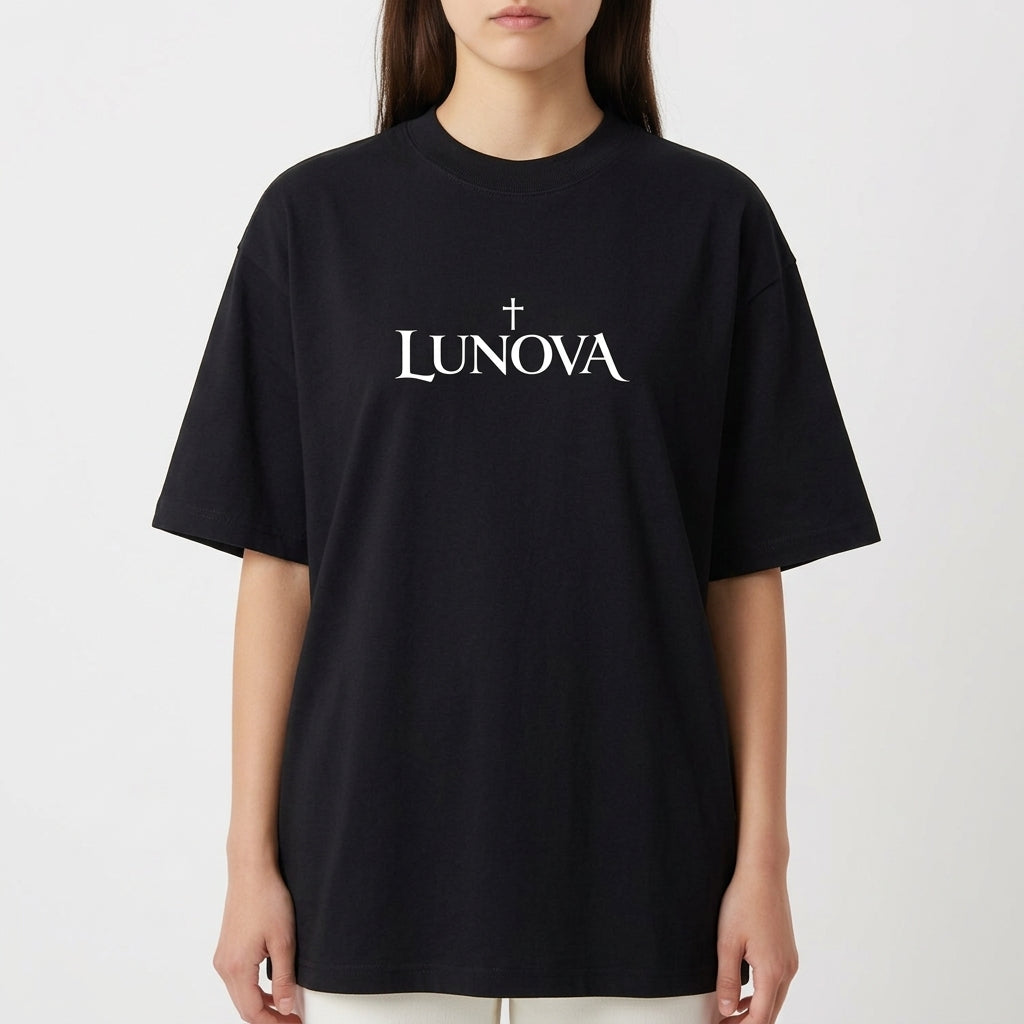 Camiseta com estampa frontal de texto "LUNOVA" acompanhado de uma cruz discreta e estampa traseira de rosto rodeado por uma coroa de espinhos detalhada.