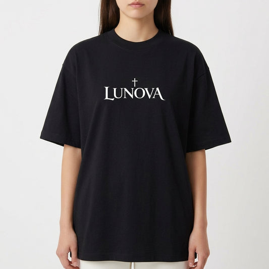 Camiseta com estampa frontal de texto "LUNOVA" acompanhado de uma cruz discreta e estampa traseira de rosto rodeado por uma coroa de espinhos detalhada.