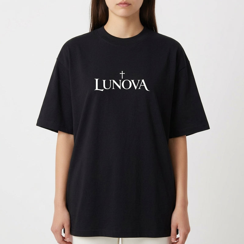 Camiseta com estampa frontal de texto "LUNOVA" acompanhado de uma cruz discreta e estampa traseira de rosto rodeado por uma coroa de espinhos detalhada.