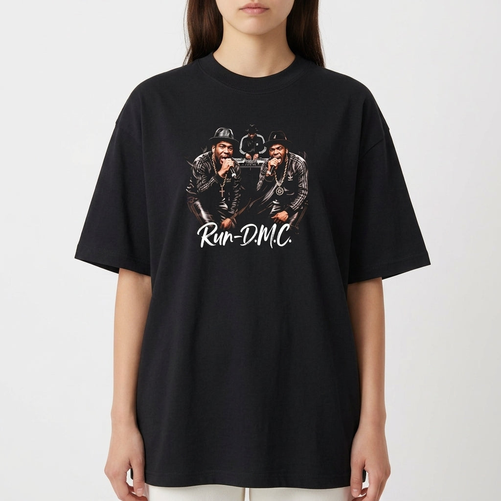 Camiseta com estampa frontal de dois músicos famosos usando chapéus e óculos escuros, centralizados sobre a inscrição estilizada "Run-D.M.C.".