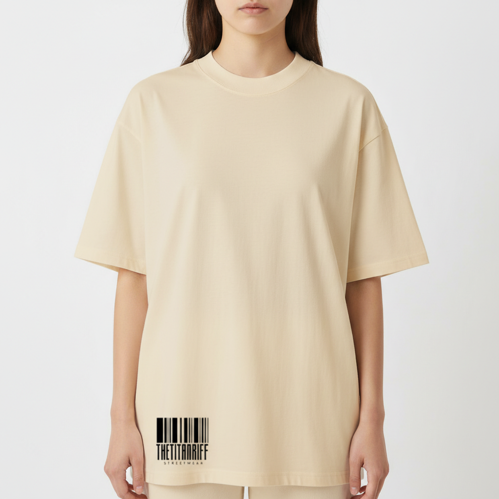 Camiseta com estampa frontal de um código de barras estilizado acompanhado de letras em um design moderno.