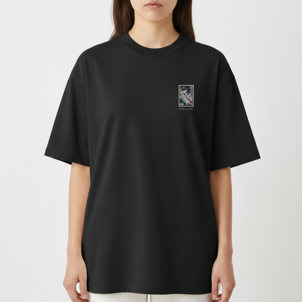 Camiseta com estampa frontal de pequena ilustração de uma mão e palavra "PRAYER" e estampa traseira de figura detalhada em perfil iluminada dramaticamente.