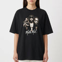 Camiseta com estampa frontal de três figuras masculinas em estilo retrato, acompanhada de uma assinatura cursiva abaixo delas.