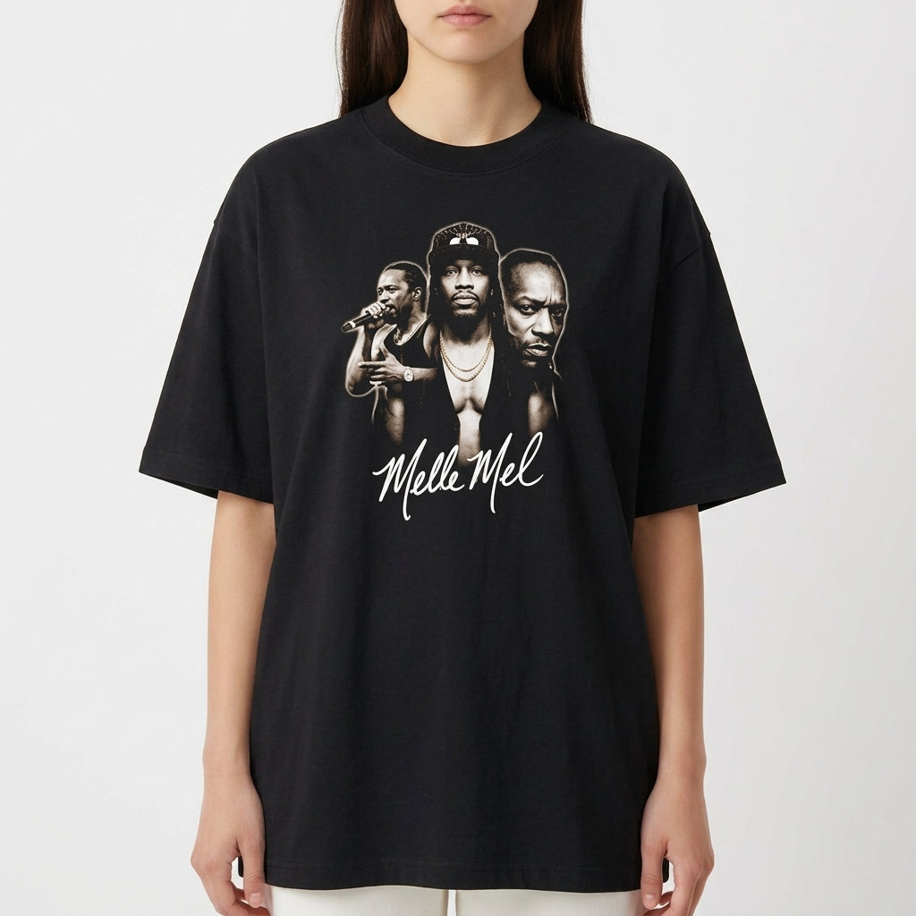 Camiseta com estampa frontal de três figuras masculinas em estilo retrato, acompanhada de uma assinatura cursiva abaixo delas.
