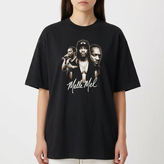 Camiseta com estampa frontal de três figuras masculinas em estilo retrato, acompanhada de uma assinatura cursiva abaixo delas.