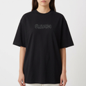Camiseta com estampa frontal de texto artístico estilizado, formando palavras que sugerem um design impactante e intrigante.