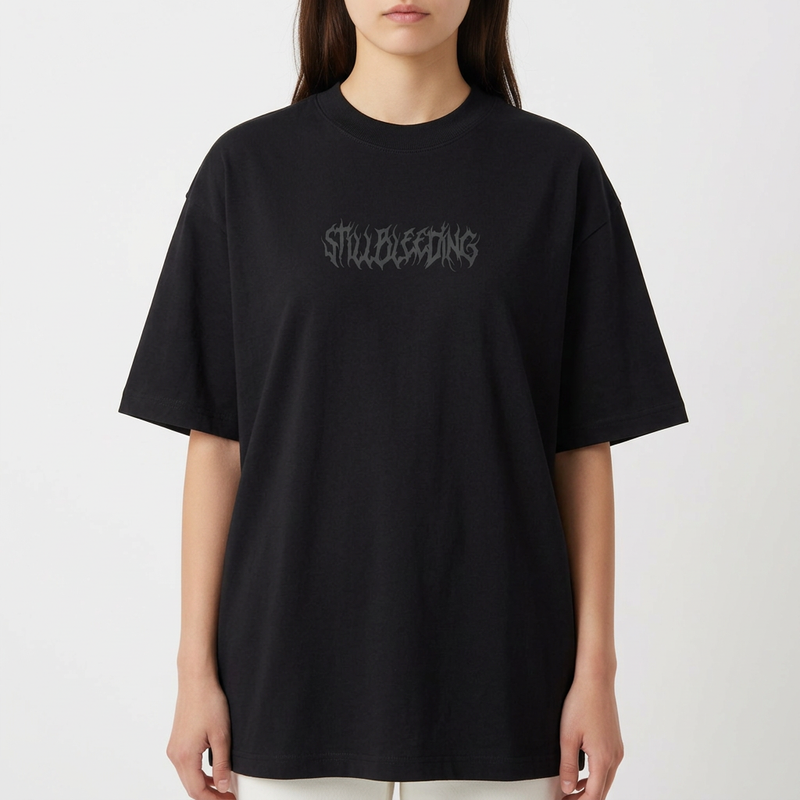 Camiseta com estampa frontal de texto artístico estilizado, formando palavras que sugerem um design impactante e intrigante.