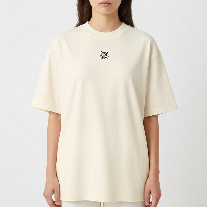 Camiseta com estampa frontal de um pequeno logotipo abstrato e estampa traseira de guerreiro viking com machados, cercado por textos "ETERNAL VALOR" e "ECHOES OF VALHALLA".