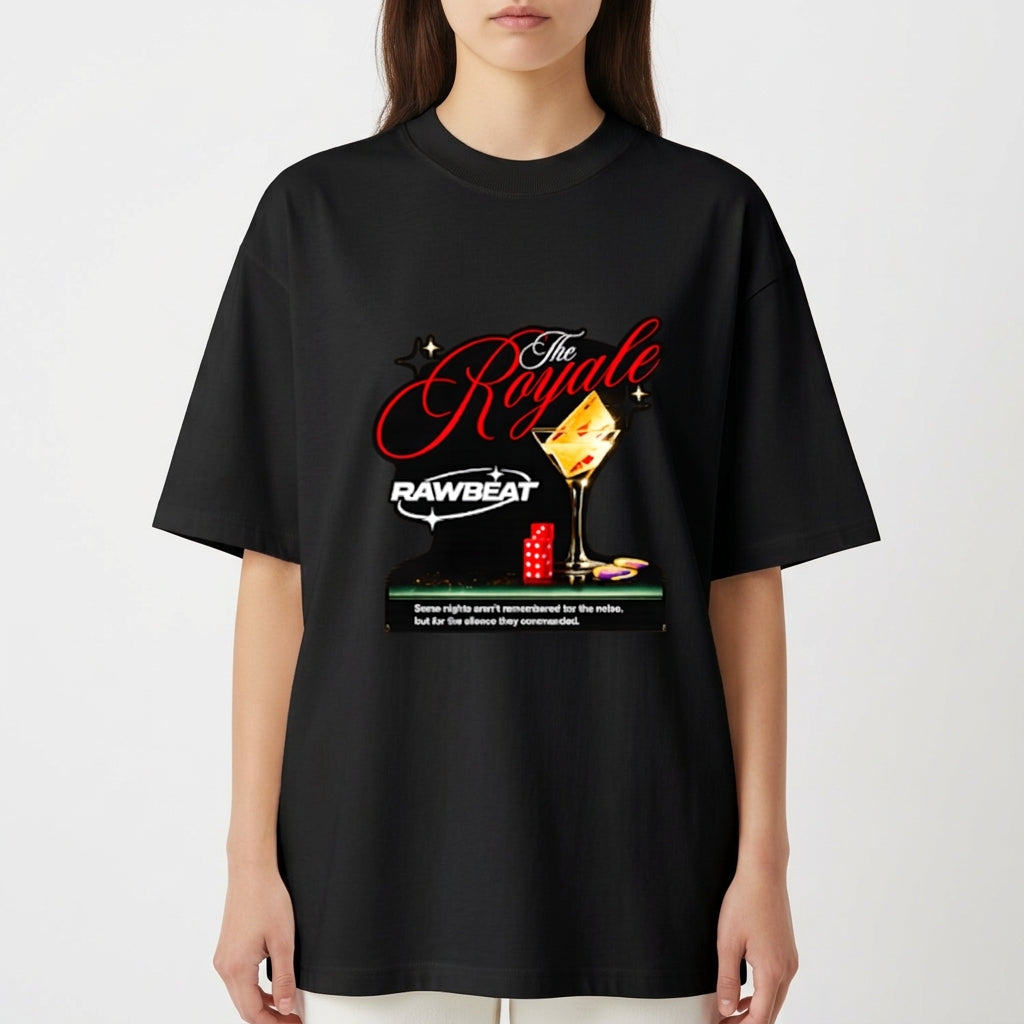 Camiseta com estampa frontal de taça decorada, dados, fichas de pôquer e a frase "The Royale" em letras estilizadas, acompanhada por texto adicional.