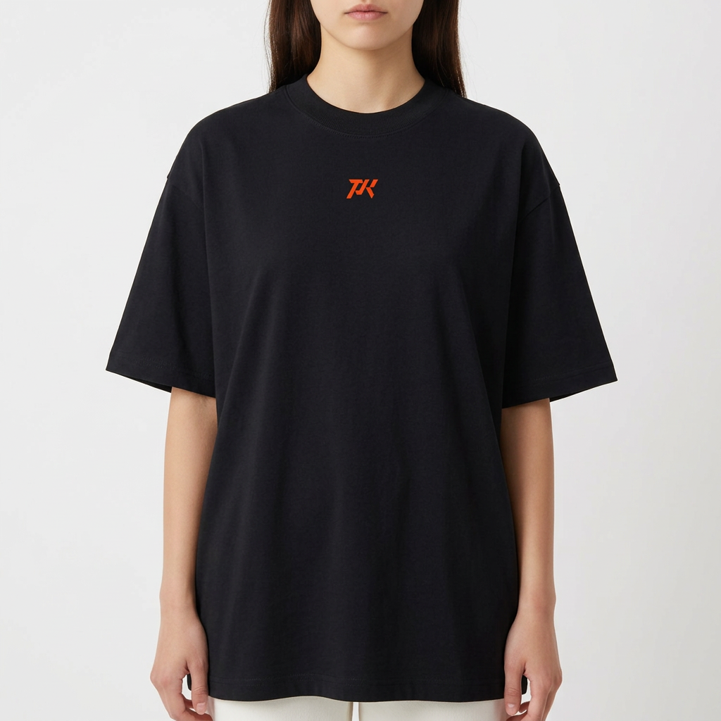 Camiseta com estampa frontal de pequeno logotipo "TK" estilizado e estampa traseira de figura viking detalhada com capacete entre espadas cruzadas, rodeada pelo texto "VIKING PARKER SQUAD".
