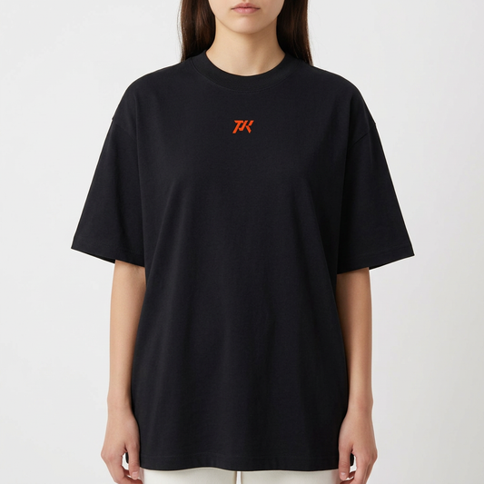 Camiseta com estampa frontal de pequeno logotipo "TK" estilizado e estampa traseira de figura viking detalhada com capacete entre espadas cruzadas, rodeada pelo texto "VIKING PARKER SQUAD".