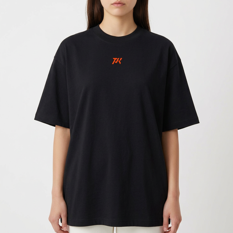 Camiseta com estampa frontal de pequeno logotipo "TK" estilizado e estampa traseira de figura viking detalhada com capacete entre espadas cruzadas, rodeada pelo texto "VIKING PARKER SQUAD".