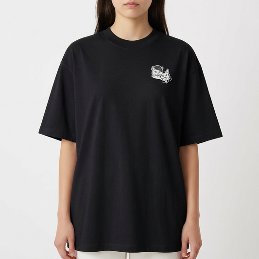 Camiseta com estampa frontal de duas cabeças de gatos em estilo ilustrativo e estampa traseira de dois gatos sentados rodeados por detalhes artísticos.