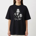 Camiseta com estampa frontal de três retratos em preto e branco de uma mulher, cada um em estilo diferente, acompanhados por uma assinatura estilizada.