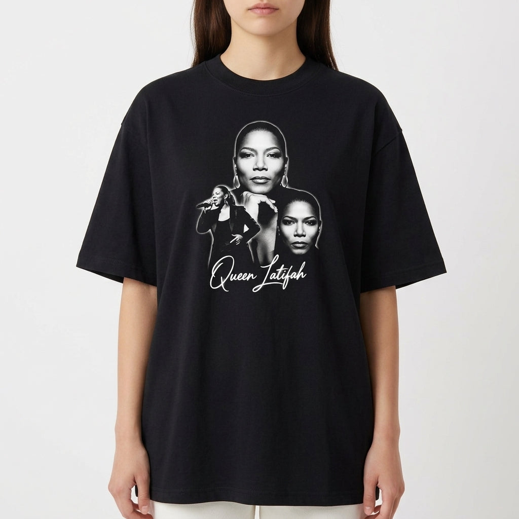 Camiseta com estampa frontal de três retratos em preto e branco de uma mulher, cada um em estilo diferente, acompanhados por uma assinatura estilizada.