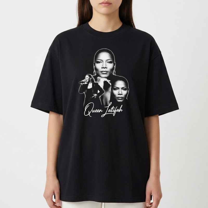 Camiseta com estampa frontal de três retratos em preto e branco de uma mulher, cada um em estilo diferente, acompanhados por uma assinatura estilizada.