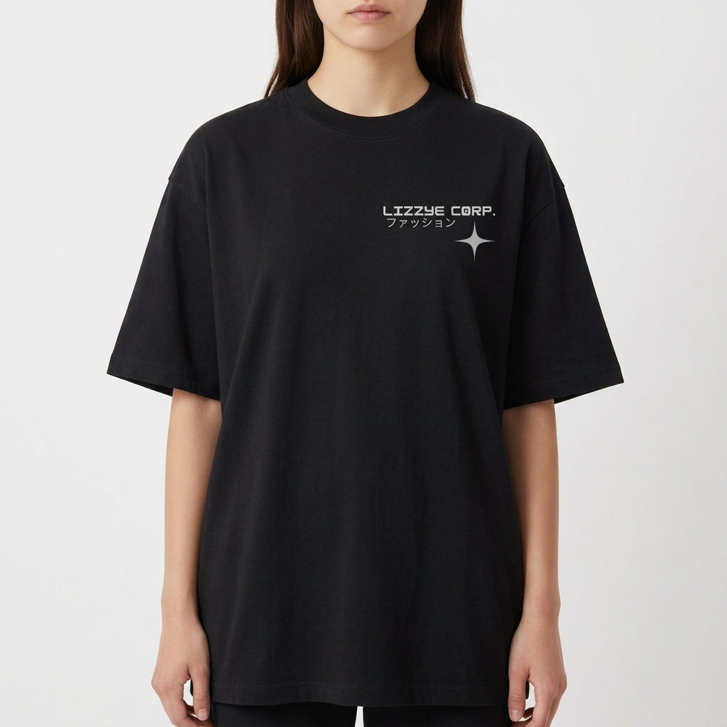 Camiseta com estampa frontal de texto estilizado "LIZZIE CORP." e símbolo de estrela, e estampa traseira de texto "LIZZIE CORP." entre estrelas de tamanhos variados.