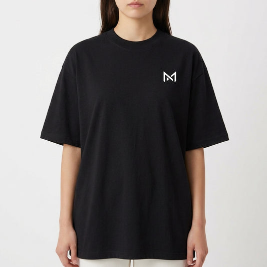 Camiseta com estampa frontal de logotipo estilizado e estampa traseira de pequenas inscrições textuais próximas à gola.
