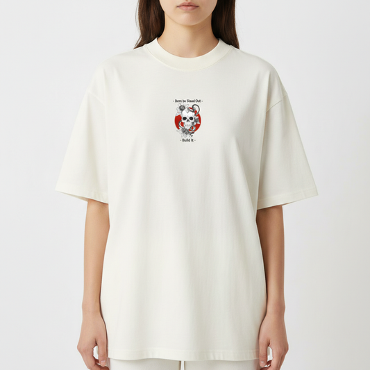 Camiseta com estampa frontal de caveira com cobra e flores, texto "Born to Stand Out", e estampa traseira ampliada com caveira, cobra e flores.