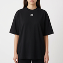 Camiseta com estampa frontal de pequeno desenho abstrato e estampa traseira de personagem musculoso com faixa na cabeça sobre texto expressivo "High Volume Low IQ".