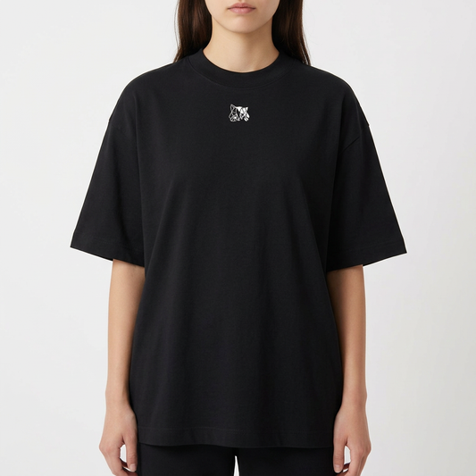 Camiseta com estampa frontal de pequeno desenho abstrato e estampa traseira de personagem musculoso com faixa na cabeça sobre texto expressivo "High Volume Low IQ".