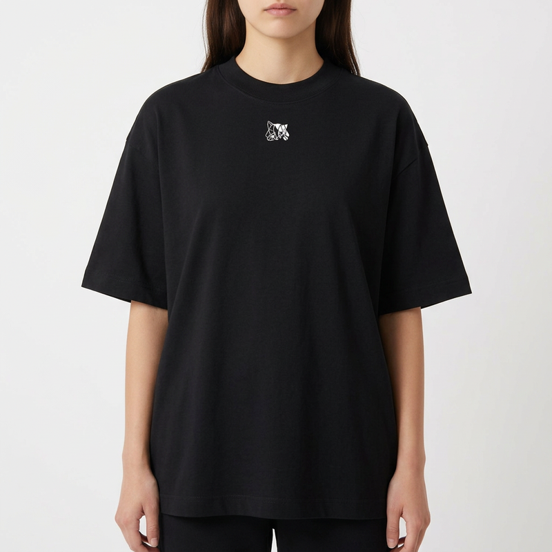 Camiseta com estampa frontal de pequeno desenho abstrato e estampa traseira de personagem musculoso com faixa na cabeça sobre texto expressivo "High Volume Low IQ".