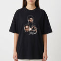 Camiseta com estampa frontal de três imagens de pessoa em diferentes poses com assinatura estilizada abaixo.