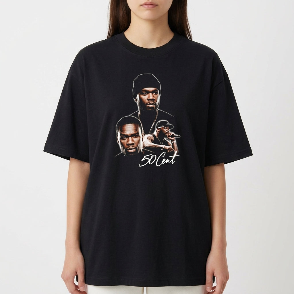 Camiseta com estampa frontal de três imagens de pessoa em diferentes poses com assinatura estilizada abaixo.