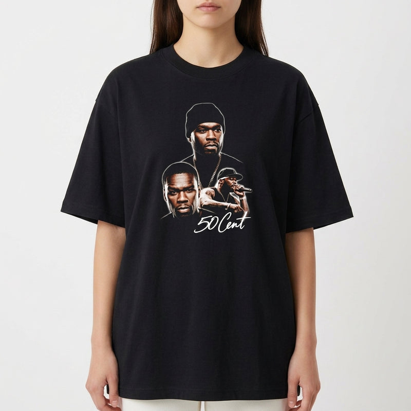 Camiseta com estampa frontal de três imagens de pessoa em diferentes poses com assinatura estilizada abaixo.