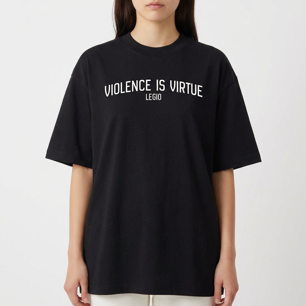 Camiseta com estampa frontal de "VIOLENCE IS VIRTUE LEGIO" em texto estilizado e estampa traseira de caveira atravessada por faca, texto ao redor.