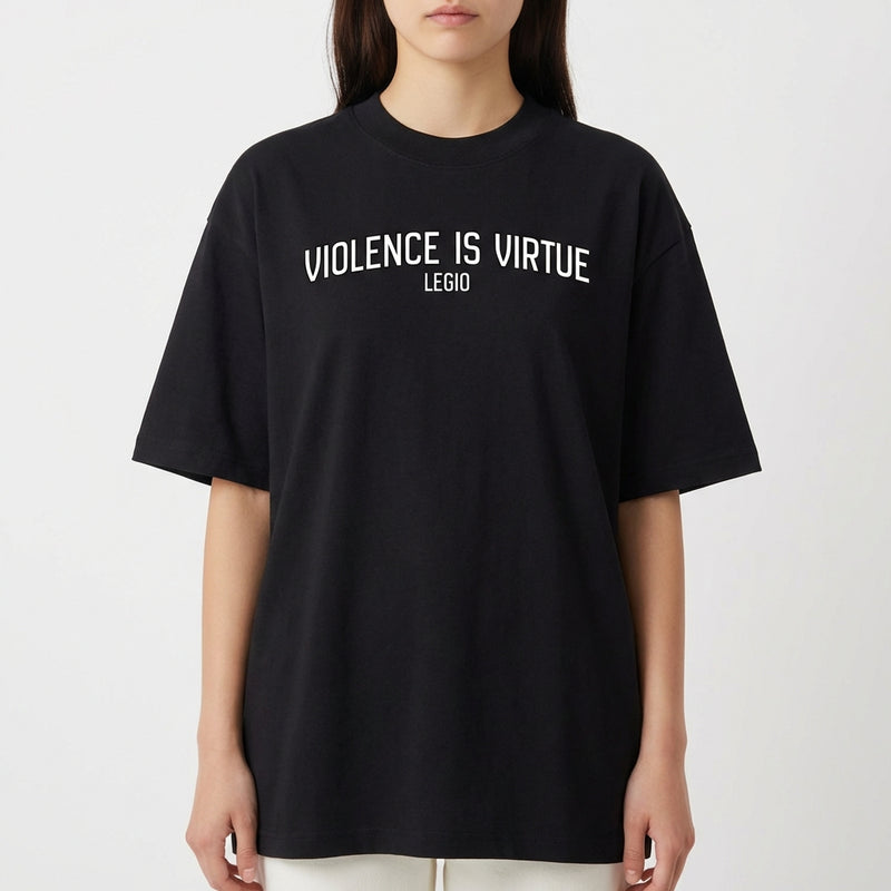 Camiseta com estampa frontal de "VIOLENCE IS VIRTUE LEGIO" em texto estilizado e estampa traseira de caveira atravessada por faca, texto ao redor.