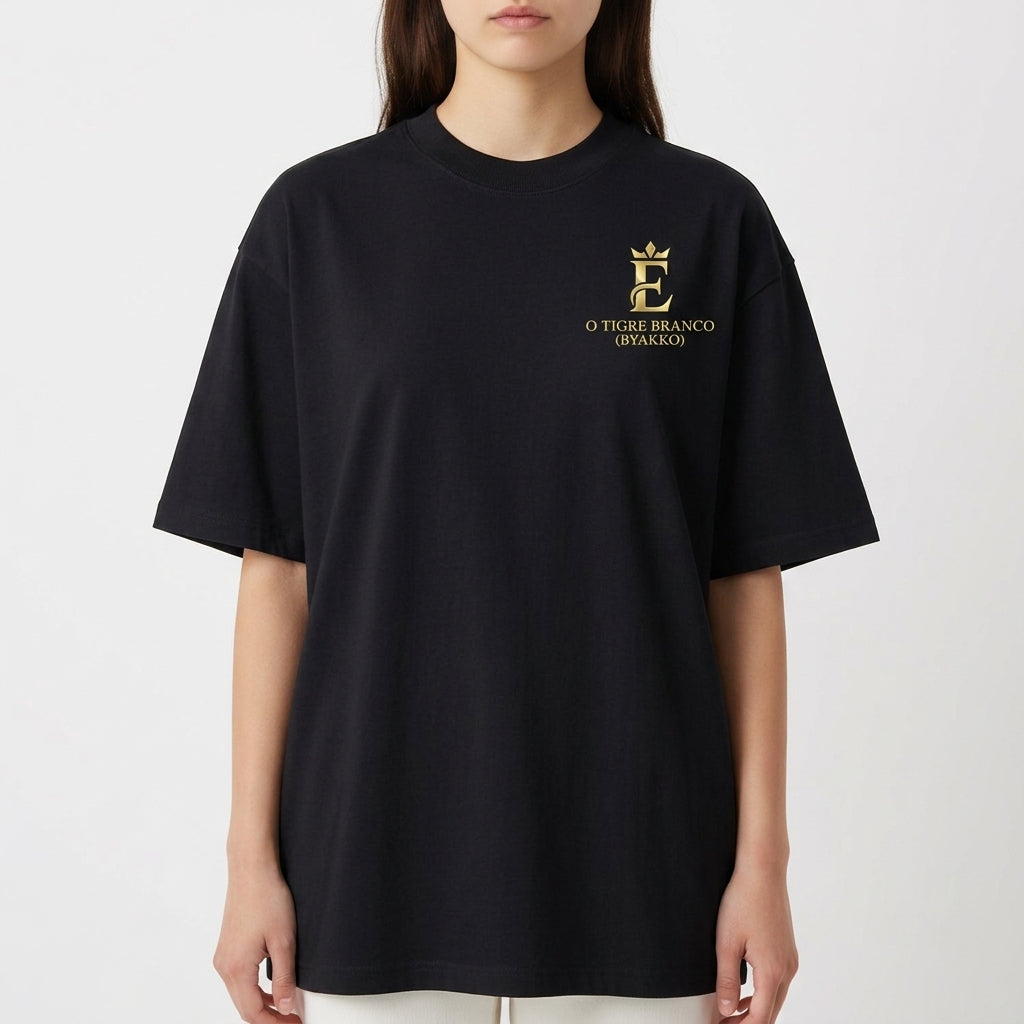 Camiseta com estampa frontal de uma coroa acima de texto "O Tigre Branco (Byakko)" e estampa traseira de tigre sob céu estrelado com folhas e texto japonês.