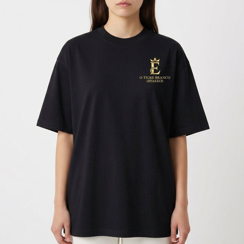 Camiseta com estampa frontal de uma coroa acima de texto "O Tigre Branco (Byakko)" e estampa traseira de tigre sob céu estrelado com folhas e texto japonês.