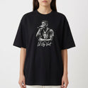 Camiseta com estampa frontal de um cantor performando com microfone, tatuagens nos braços e a assinatura "Lil Uzi Vert" abaixo da imagem.