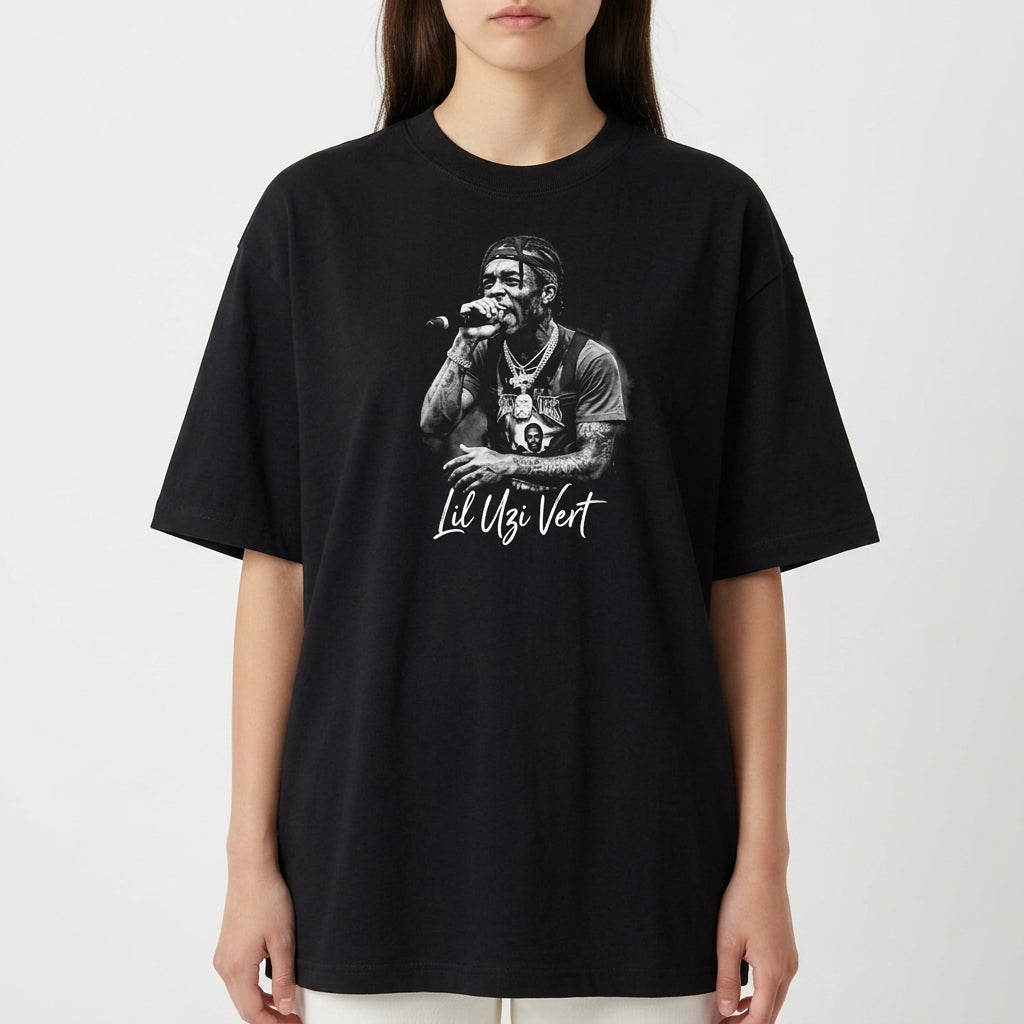 Camiseta com estampa frontal de um cantor performando com microfone, tatuagens nos braços e a assinatura "Lil Uzi Vert" abaixo da imagem.