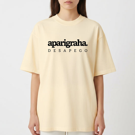 Camiseta com estampa frontal de "aparigraha. desapego" e estampa traseira de "yamas." seguida de palavras como "satya" e seus significados em lista vertical.
