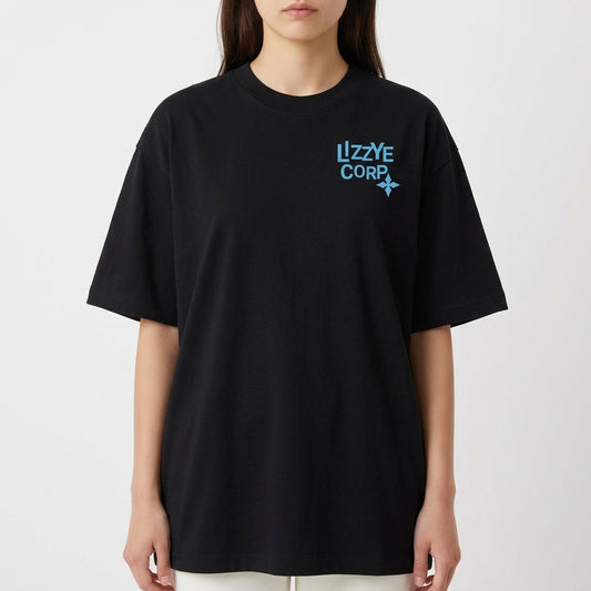 Camiseta com estampa frontal de "LZZYE CORP." acompanhada de um pequeno símbolo, e estampa traseira de uma grande cruz estilizada em destaque.