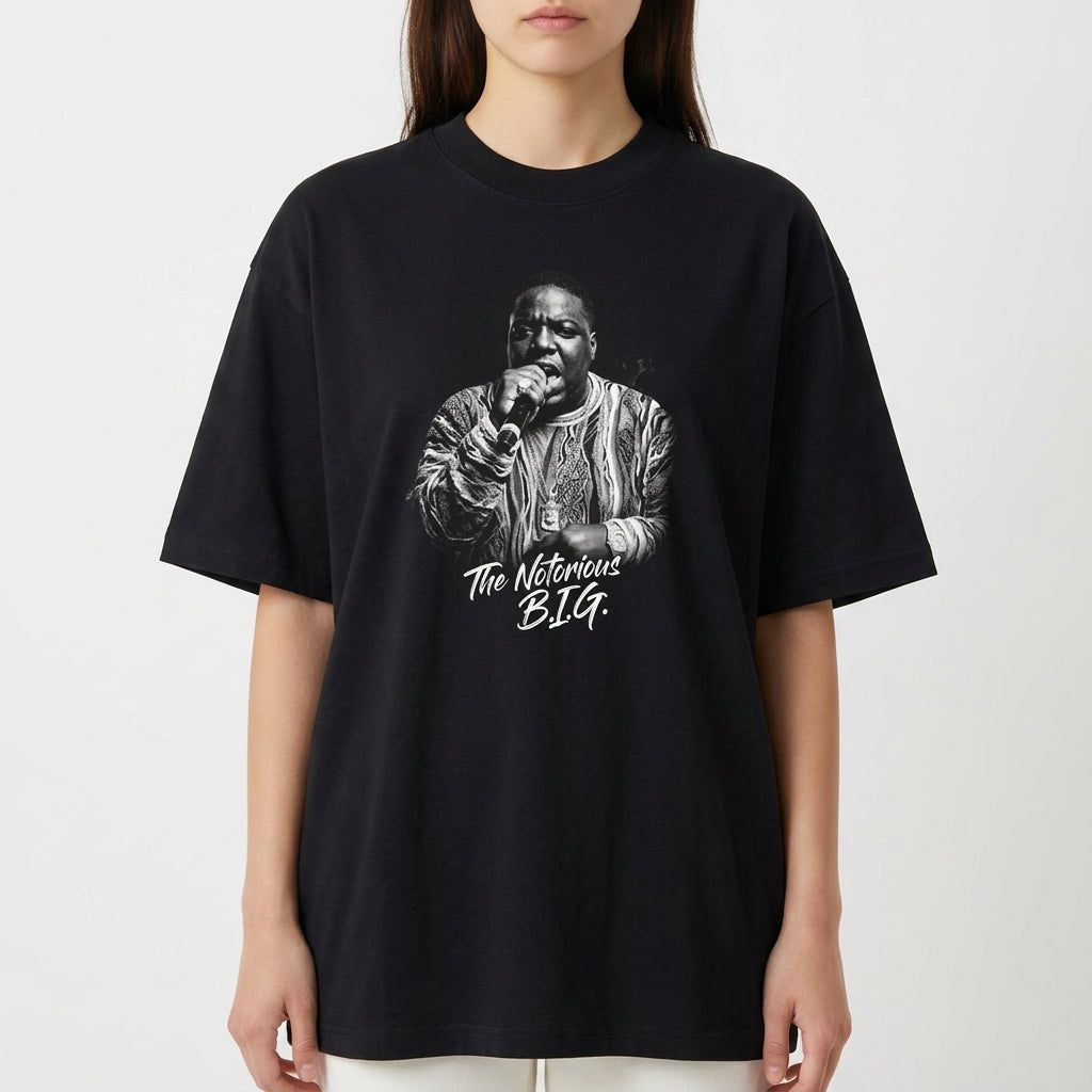 Camiseta com estampa frontal de um artista segurando um microfone e trajando roupa detalhada, acompanhada da inscrição estilizada "The Notorious B.I.G.".