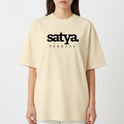 Camiseta com estampa frontal de palavras "satya" e "VERDADE" e estampa traseira com "yamas" seguido de uma lista de princípios como "satya", "brahmacharya".