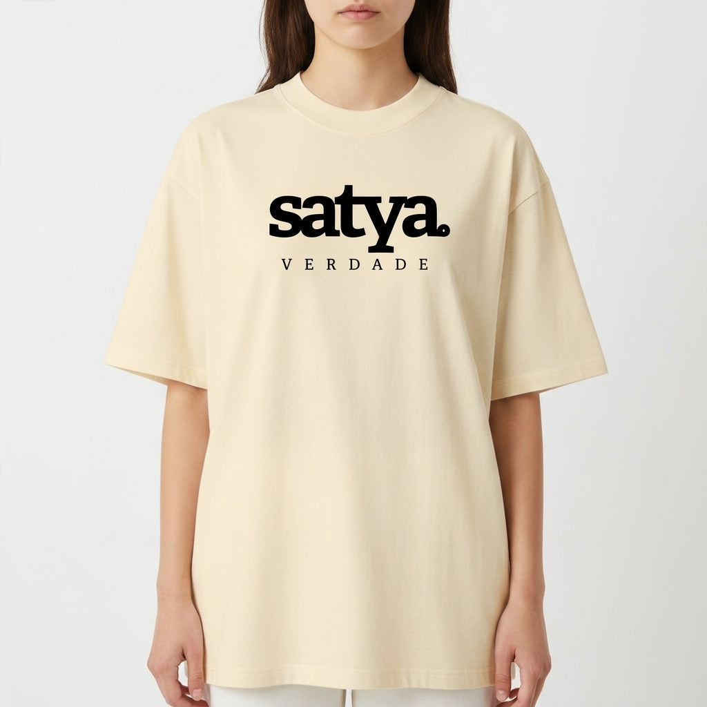 Camiseta com estampa frontal de palavras "satya" e "VERDADE" e estampa traseira com "yamas" seguido de uma lista de princípios como "satya", "brahmacharya".