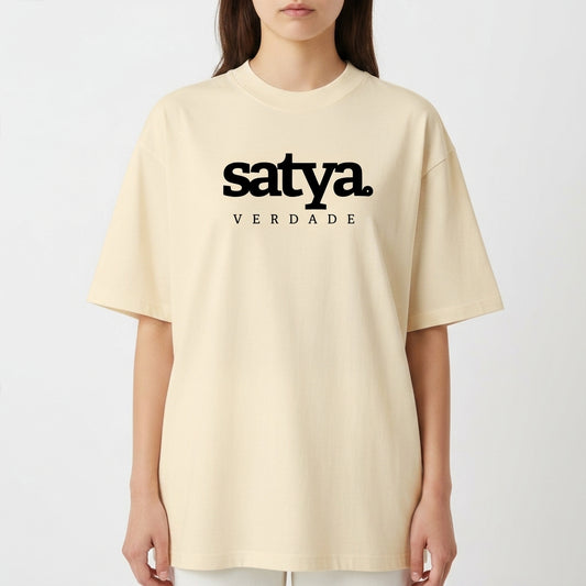 Camiseta com estampa frontal de palavras "satya" e "VERDADE" e estampa traseira com "yamas" seguido de uma lista de princípios como "satya", "brahmacharya".