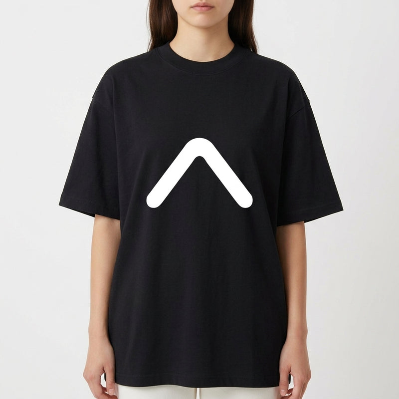 Camiseta com estampa frontal de símbolo minimalista em forma de flecha e estampa traseira de fotografia de oceano com coordenadas no rodapé.
